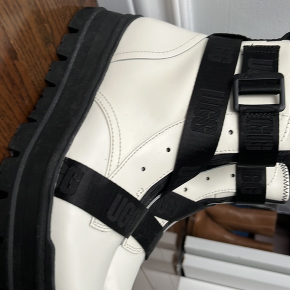 Ugg Boots Size 8 - Picture 3 of 3